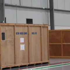 Large wooden crates and containers for heavy cargo